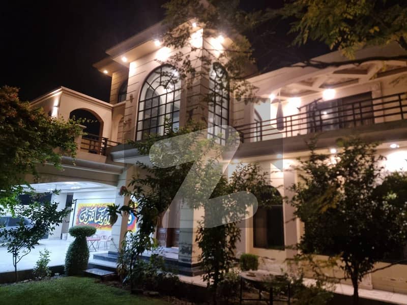 ماسٹر سٹی ہاؤسنگ سکیم گوجرانوالہ میں 9 کمروں کا 2 کنال مکان 16.0 کروڑ میں برائے فروخت۔