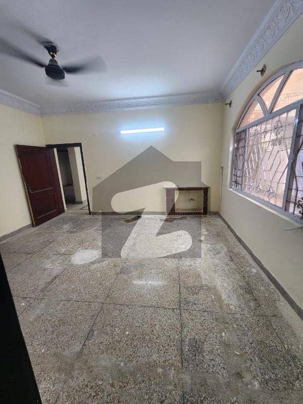 ایف ۔ 10 اسلام آباد میں 5 کمروں کا 1 کنال مکان 3.5 لاکھ میں کرایہ پر دستیاب ہے۔
