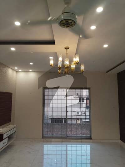 ڈی ایچ اے فیز 8 سابقہ ایئر ایوینیو ڈی ایچ اے فیز 8,ڈی ایچ اے ڈیفینس,لاہور میں 5 کمروں کا 1 کنال مکان 2.8 لاکھ میں کرایہ پر دستیاب ہے۔