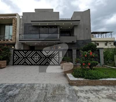 10 Marla Prime Location House For Sale