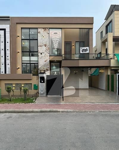 بحریہ ٹاؤن سیکٹر ای بحریہ ٹاؤن,لاہور میں 5 کمروں کا 10 مرلہ مکان 3.0 کروڑ میں برائے فروخت۔