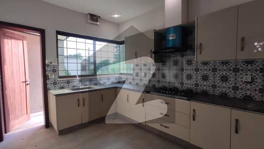 Separate Gate 1 Kanal Upper Portion Available For Rent