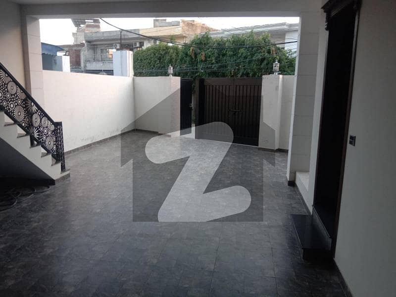 10 Marla Modern House Is Up For Sale 10 Marla Modern House Is Up For Sale
