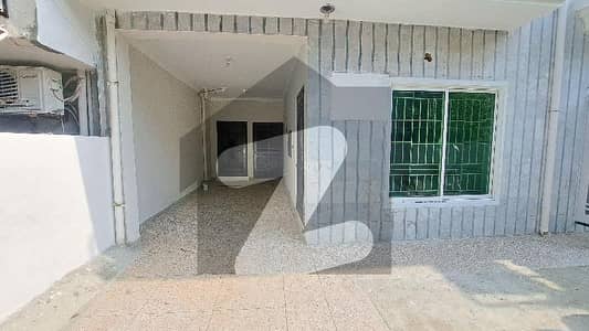 جی ۔ 10 اسلام آباد میں 4 کمروں کا 9 مرلہ مکان 2.3 لاکھ میں کرایہ پر دستیاب ہے۔