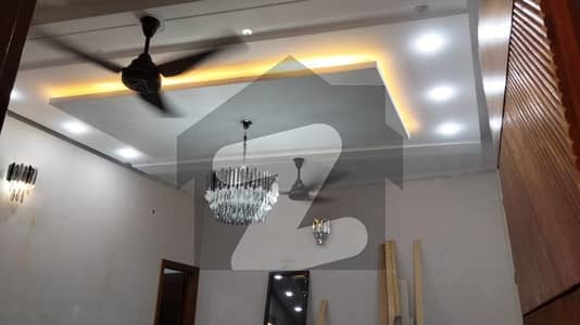 نیا ناظم آباد کراچی میں 5 کمروں کا 6 مرلہ مکان 6.2 کروڑ میں برائے فروخت۔