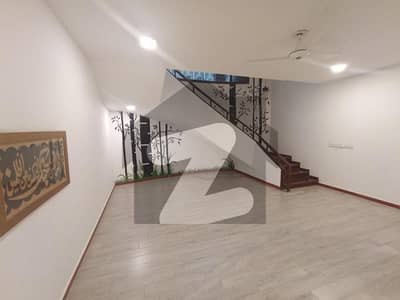 LIKE NEW HOUSE FOR SALE IN DHA PHASE 8 LIKE NEW HOUSE FOR SALE IN DHA PHASE 8