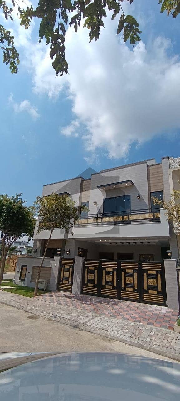 ٹاپ سٹی 1 اسلام آباد میں 7 کمروں کا 10 مرلہ مکان 5.5 کروڑ میں برائے فروخت۔