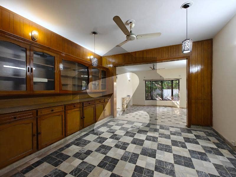 ایف ۔ 10 اسلام آباد میں 5 کمروں کا 1 کنال مکان 3.5 لاکھ میں کرایہ پر دستیاب ہے۔