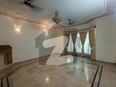 آئی ۔ 8 اسلام آباد میں 6 کمروں کا 1 کنال مکان 23.0 کروڑ میں برائے فروخت۔