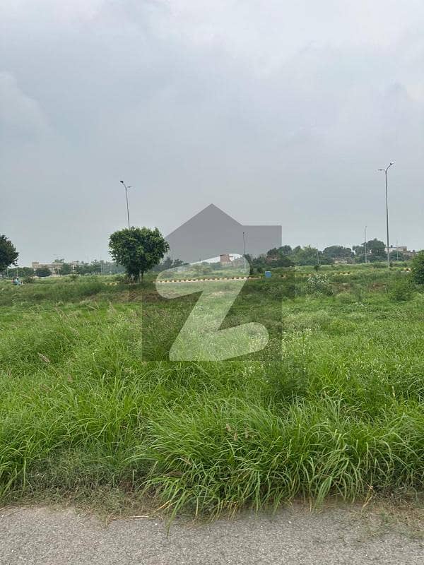 ڈی ایچ اے فیز 8 - بلاک وی فیز 8,ڈیفنس (ڈی ایچ اے),لاہور میں 1 کنال رہائشی پلاٹ 4.25 کروڑ میں برائے فروخت۔