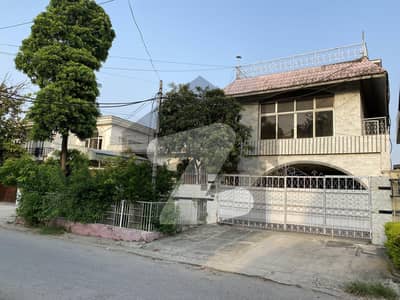Luxury 1 Kanal Triple-Storey House for Sale in Chaklala Scheme 3 Prime Location!