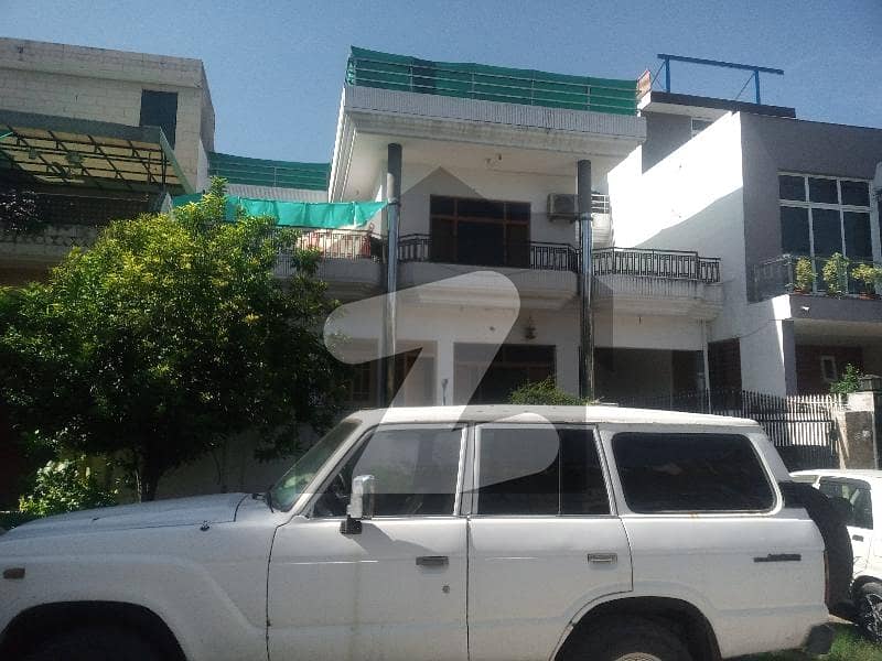 I-8 Beautiful Ground With Besment For Rent.