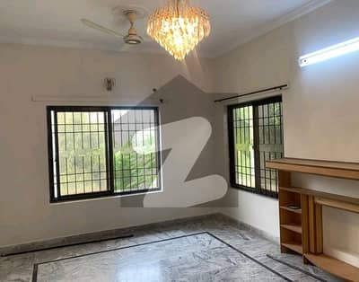 آئی ۔ 8/4 آئی ۔ 8,اسلام آباد میں 6 کمروں کا 1 کنال مکان 4.5 لاکھ میں کرایہ پر دستیاب ہے۔