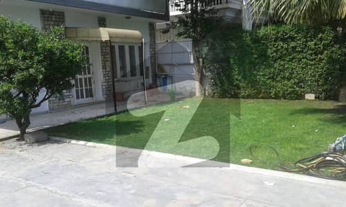 Prime Location Livable House 4beds Attached Baths Front Garden Ideal For Families-