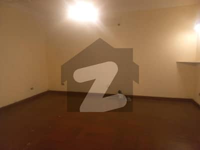 1000 Yards Bungalow For Sale In Prime Location