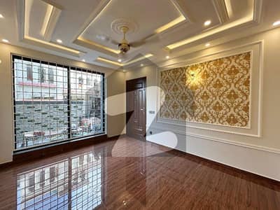 جوبلی ٹاؤن ۔ بلاک بی جوبلی ٹاؤن,لاہور میں 6 کمروں کا 10 مرلہ مکان 4.1 کروڑ میں برائے فروخت۔