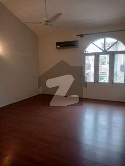 ایف ۔ 7 اسلام آباد میں 6 کمروں کا 2 کنال مکان 12.5 لاکھ میں کرایہ پر دستیاب ہے۔