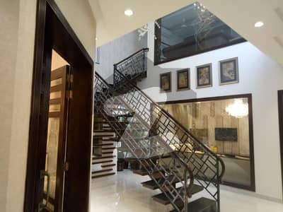 01 KANAL BEAUTIFUL SLIGHTLY USED HOUSE FOR SALE IN DHA PHASE 6 HOT LOCATION.
