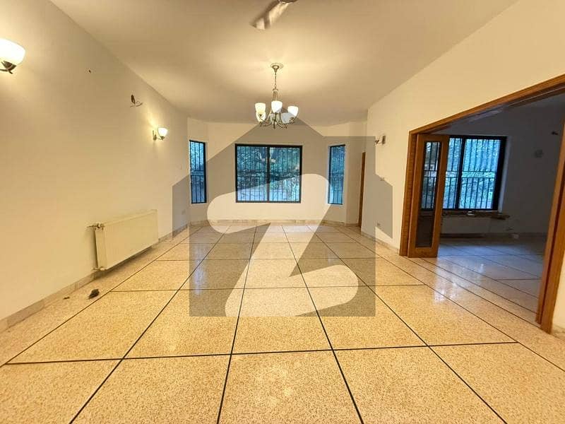 ایف ۔ 8 اسلام آباد میں 4 کمروں کا 1 کنال مکان 6.5 لاکھ میں کرایہ پر دستیاب ہے۔