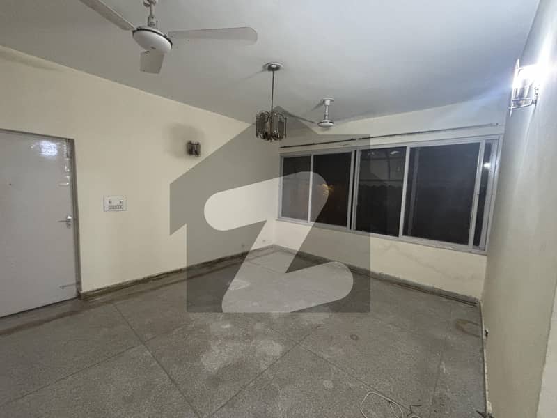 Complete Flat 1st Floor/Middle Floor Flat