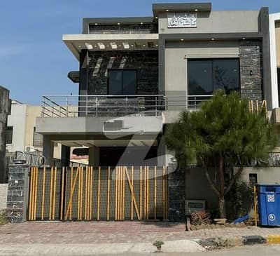 بحریہ ٹاؤن فیز 7 بحریہ ٹاؤن راولپنڈی,راولپنڈی میں 5 کمروں کا 10 مرلہ مکان 3.75 کروڑ میں برائے فروخت۔