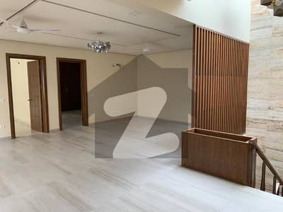 ایف ۔ 7/3 ایف ۔ 7,اسلام آباد میں 6 کمروں کا 1 کنال مکان 10.7 لاکھ میں کرایہ پر دستیاب ہے۔