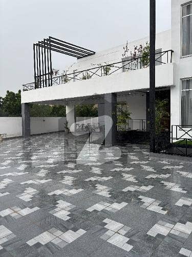 Luxurious 5 kanal villa