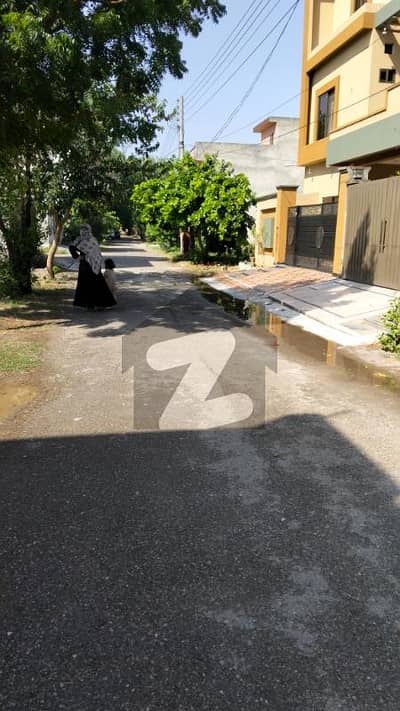 سادات کوآپریٹو ہاؤسنگ سوسائٹی (کالج ٹاؤن) لاہور میں 9 مرلہ رہائشی پلاٹ 1.0 کروڑ میں برائے فروخت۔