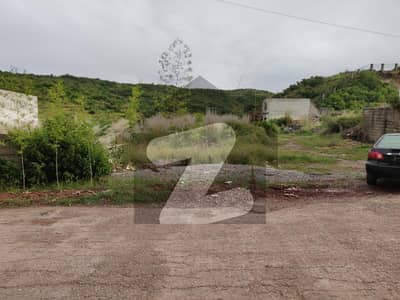 بنی گالہ اسلام آباد میں 1 کنال کمرشل پلاٹ 3.2 کروڑ میں برائے فروخت۔