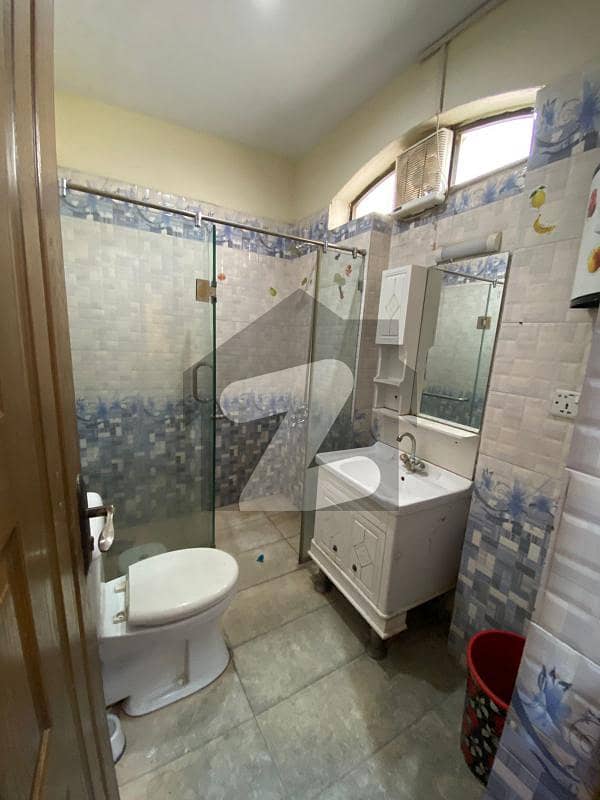 جی ۔ 11 اسلام آباد میں 2 کمروں کا 3 مرلہ فلیٹ 1.4 کروڑ میں برائے فروخت۔