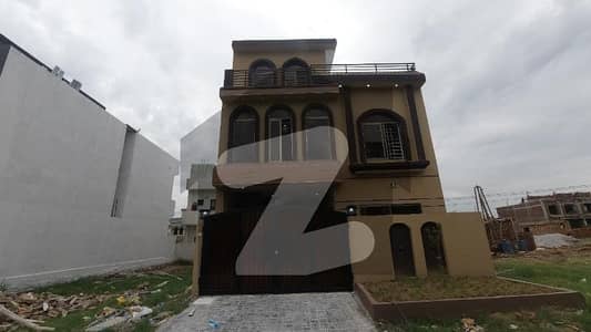 فیصل ٹاؤن فیز 1 - بلاک سی فیصل ٹاؤن فیز 1,فیصل ٹاؤن - ایف ۔ 18,اسلام آباد میں 4 کمروں کا 5 مرلہ مکان 2.6 کروڑ میں برائے فروخت۔