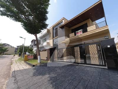 You Can Find A Gorgeous Good Location House For Sale In Bahria Town Phase 8 - Eden Lake View Block