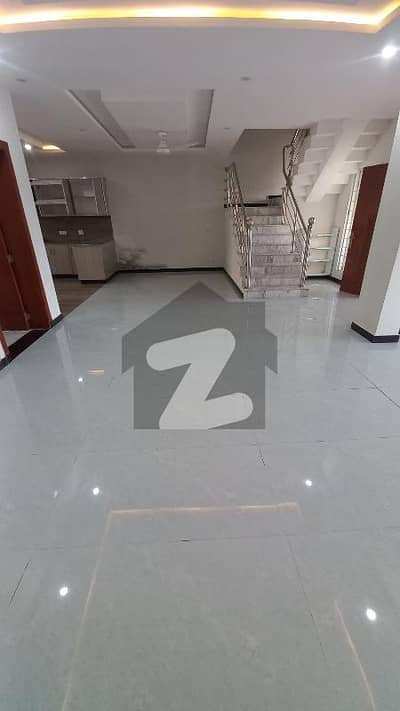 بحریہ انکلیو - سیکٹر جی بحریہ انکلیو,بحریہ ٹاؤن,اسلام آباد میں 4 کمروں کا 8 مرلہ مکان 1.1 لاکھ میں کرایہ پر دستیاب ہے۔