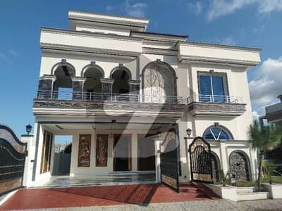 ٹاپ سٹی 1 - بلاک ڈی ٹاپ سٹی 1,اسلام آباد میں 5 کمروں کا 13 مرلہ مکان 5.75 کروڑ میں برائے فروخت۔
