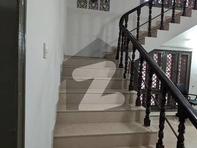 ایف ۔ 10 اسلام آباد میں 5 کمروں کا 1 کنال مکان 4.6 لاکھ میں کرایہ پر دستیاب ہے۔