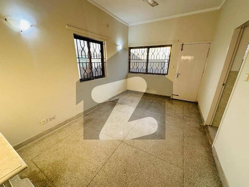 ایف ۔ 11 اسلام آباد میں 5 کمروں کا 1 کنال مکان 5.5 لاکھ میں کرایہ پر دستیاب ہے۔