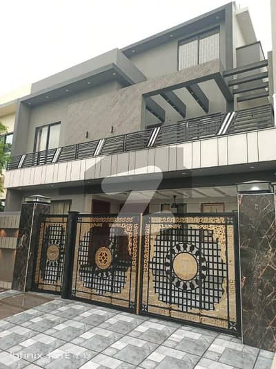 10 Marla Brand Luxury House With Full Basement & Park Facing