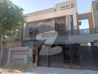 بحریہ ٹاؤن سیکٹر سی بحریہ ٹاؤن,لاہور میں 5 کمروں کا 10 مرلہ مکان 1.25 لاکھ میں کرایہ پر دستیاب ہے۔