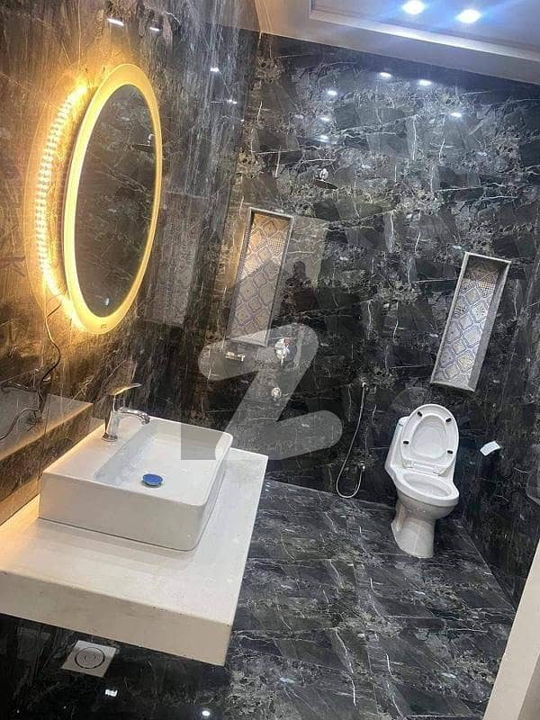 لوئر کینال روڈ فیصل آباد میں 3 کمروں کا 5 مرلہ مکان 1.0 کروڑ میں برائے فروخت۔