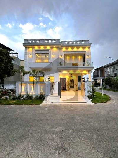 CORNER-WITH-BASEMENT-LUXURY-WHITE-HOME
