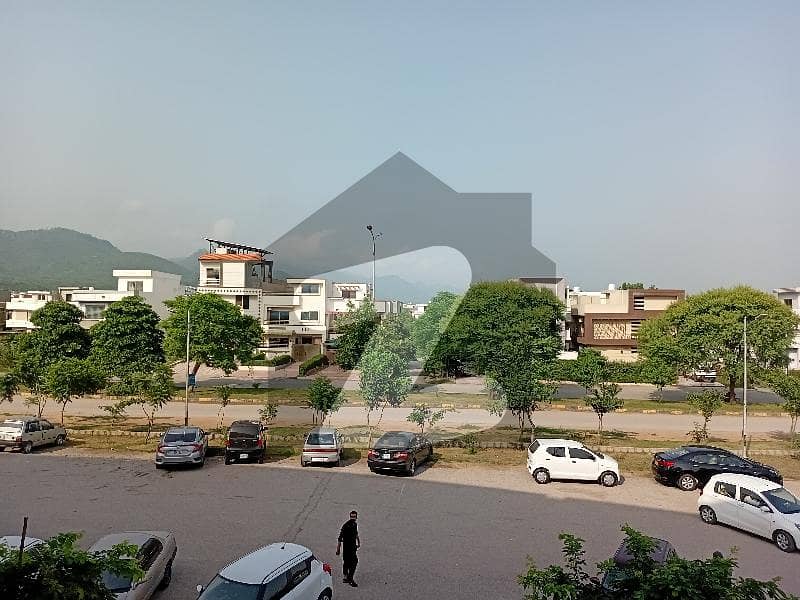 RESIDENTIAL FLAT IN COMMERCIAL PLAZA FOR SALE RESIDENTIAL FLAT IN COMMERCIAL PLAZA FOR SALE