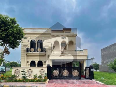 بحریہ گرینز۔ اوورسیز انکلیو بحریہ ٹاؤن فیز 8,بحریہ ٹاؤن راولپنڈی,راولپنڈی میں 5 کمروں کا 10 مرلہ مکان 5.2 کروڑ میں برائے فروخت۔