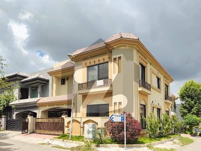 10 Marla Corner Designer House 5 Bedrooms | Premium Location
