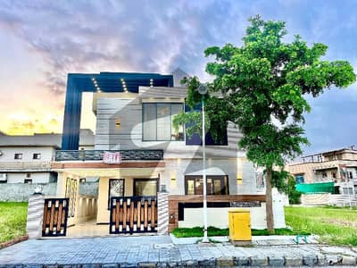 بحریہ ٹاؤن فیز 8 بحریہ ٹاؤن راولپنڈی,راولپنڈی میں 5 کمروں کا 10 مرلہ مکان 5.2 کروڑ میں برائے فروخت۔