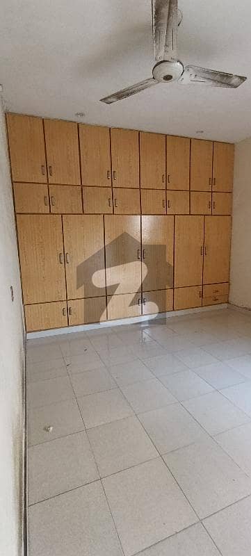 BACHELORS IDEAL ROOMS VERY HOT LOCATION READY FOR SHIFTING
