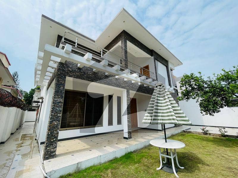 Elegant Six Bed Full House For Rent In F-8 Elegant Six Bed Full House For Rent In F-8