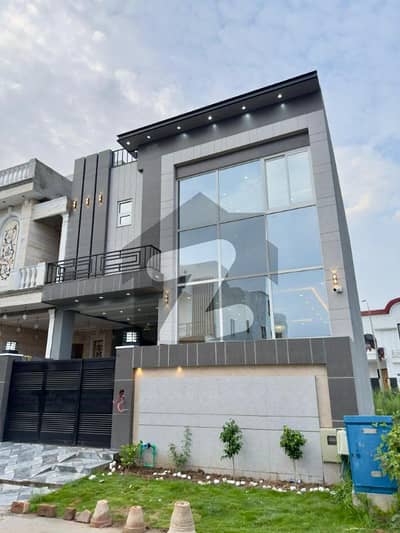 5-Marla Top Quality Ultra Modern Luxury Villa For Sale In DHA Lahore Near To Park