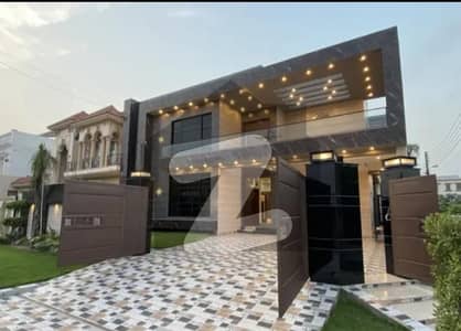 22 Marla Corner New House 80 Feet Road fully Furnished 6 Beds Demand 970 lac Valencia Town Lahore Pakistan