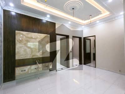 جوبلی ٹاؤن ۔ بلاک ایف جوبلی ٹاؤن,لاہور میں 5 کمروں کا 5 مرلہ مکان 2.2 کروڑ میں برائے فروخت۔