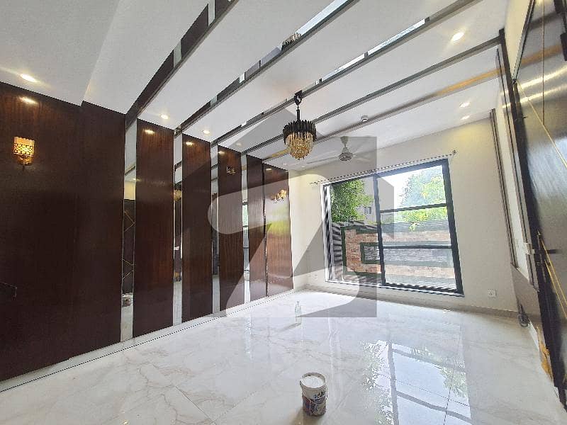 ORIGNAL PICTURES 5 MARLA ON IDEAL LOCATION